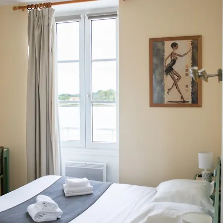 L'esplanade Restaurant Bar A Vin Отель Le Pellerin