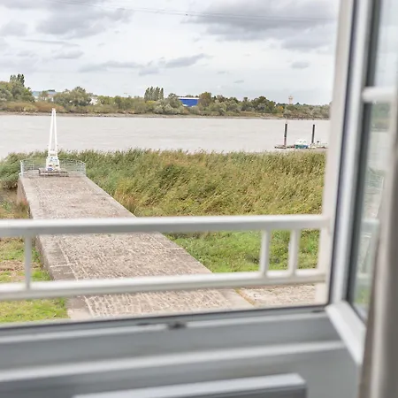 L'esplanade Restaurant Bar A Vin Отель *