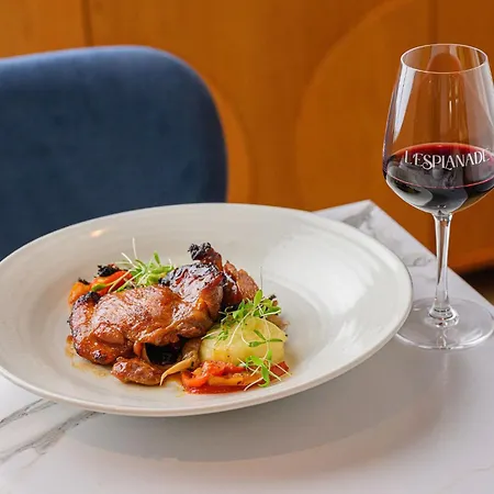 L'esplanade Restaurant Bar A Vin * Le Pellerin