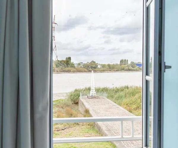 L'esplanade Restaurant Bar A Vin * Le Pellerin