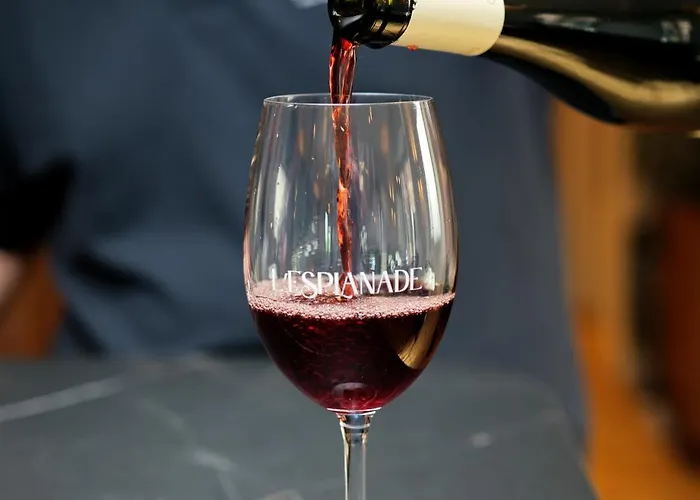 L'esplanade Restaurant Bar A Vin *