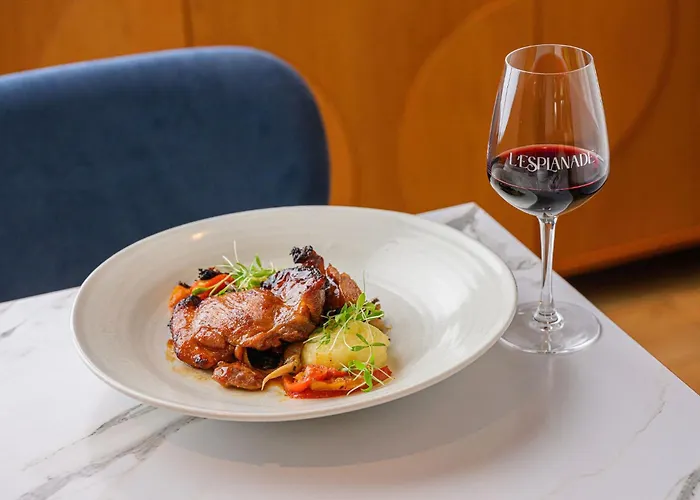 L'esplanade Restaurant Bar A Vin * Le Pellerin