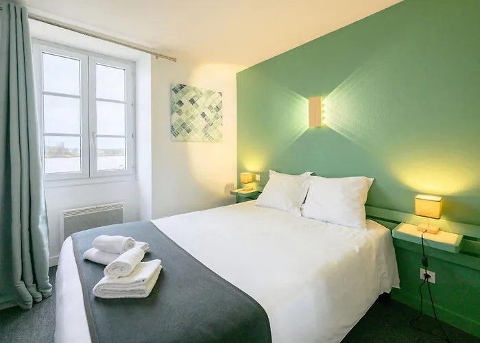 L'esplanade Restaurant Bar A Vin * Le Pellerin